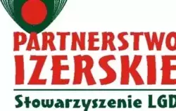 ogo Stowarzyszenia Lokalna Grupa Działania „Partnerstwo Izerskie”. U góry znajduje się stylizowany zielony motyw przypominający kształt serca lub pióropusza z czerwonym kołem pośrodku. Poniżej, dużymi czerwonymi literami napis: „PARTNERSTWO IZERSKIE”. Na 