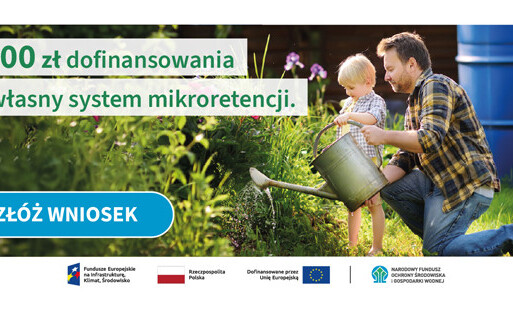 Baner promujący dofinansowanie do mikroretencji: napis „8 000 zł dofinansowania na własny system mikroretencji” oraz przycisk „ZŁÓŻ WNIOSEK”. Po prawej mężczyzna z dzieckiem podlewają ogród konewką, w tle niebieska beczka na deszczówkę. Na dole logotypy i