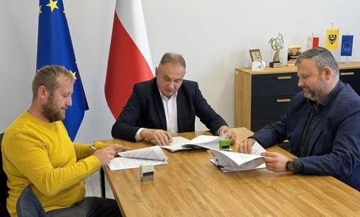 Zdjęcie do Podpisano umowę na kompleksową modernizację boiska sportowego w Sulikowie